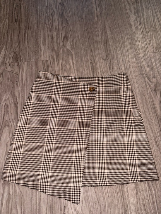 H&M Dresses & Skirts - H&M Black & White Plaid Wrap Mini Skirt